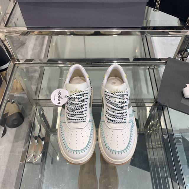 女款 顶级版本 Hogan霍根 24 Cnew Arrival H630系列 最新配色 厚底饼干鞋 休闲运动鞋 运动鞋糅合篮球元素和品牌传统设计，再现复古动感风